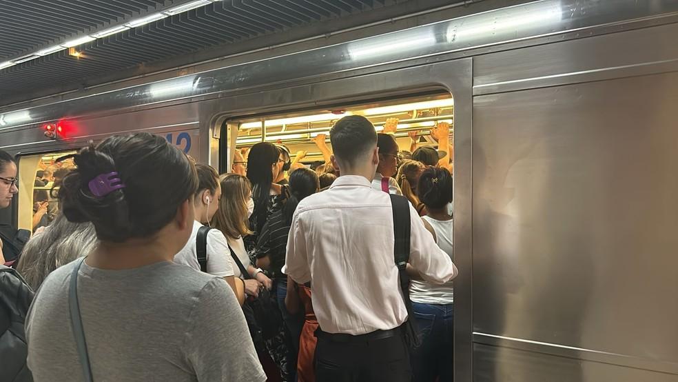 Plataforma lotada na estação Tatuapé após falha na Linha 3-Vermelha