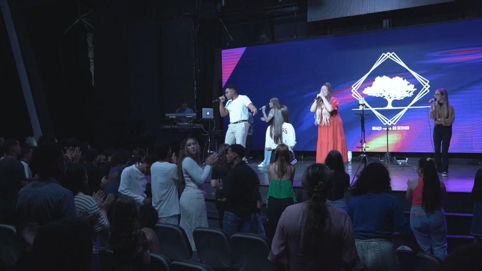 Culto evangélico em igreja de Brasília.