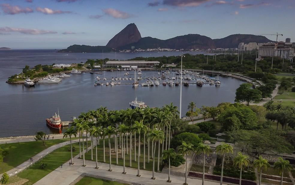 Vista do MAM: os jardins do museu com paisagismo de Burle Marx, a Marina da Glória e o Pão de Açúcar.