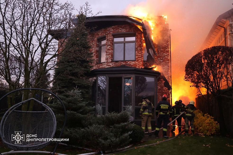 Bombeiros apagam incêndio após ataque da Rússia contra a cidade de Dnipro, na Ucrânia