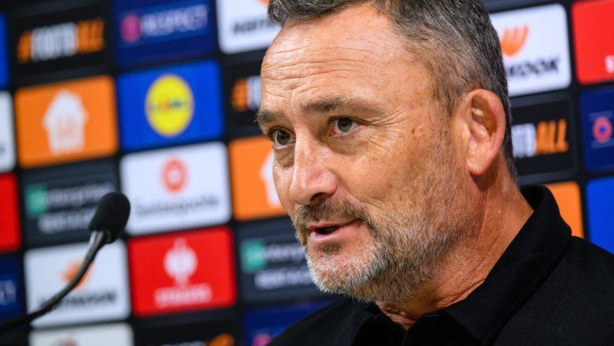 Pré-jogo entre OGC Nice e FC Twente, com o técnico Franck Haise