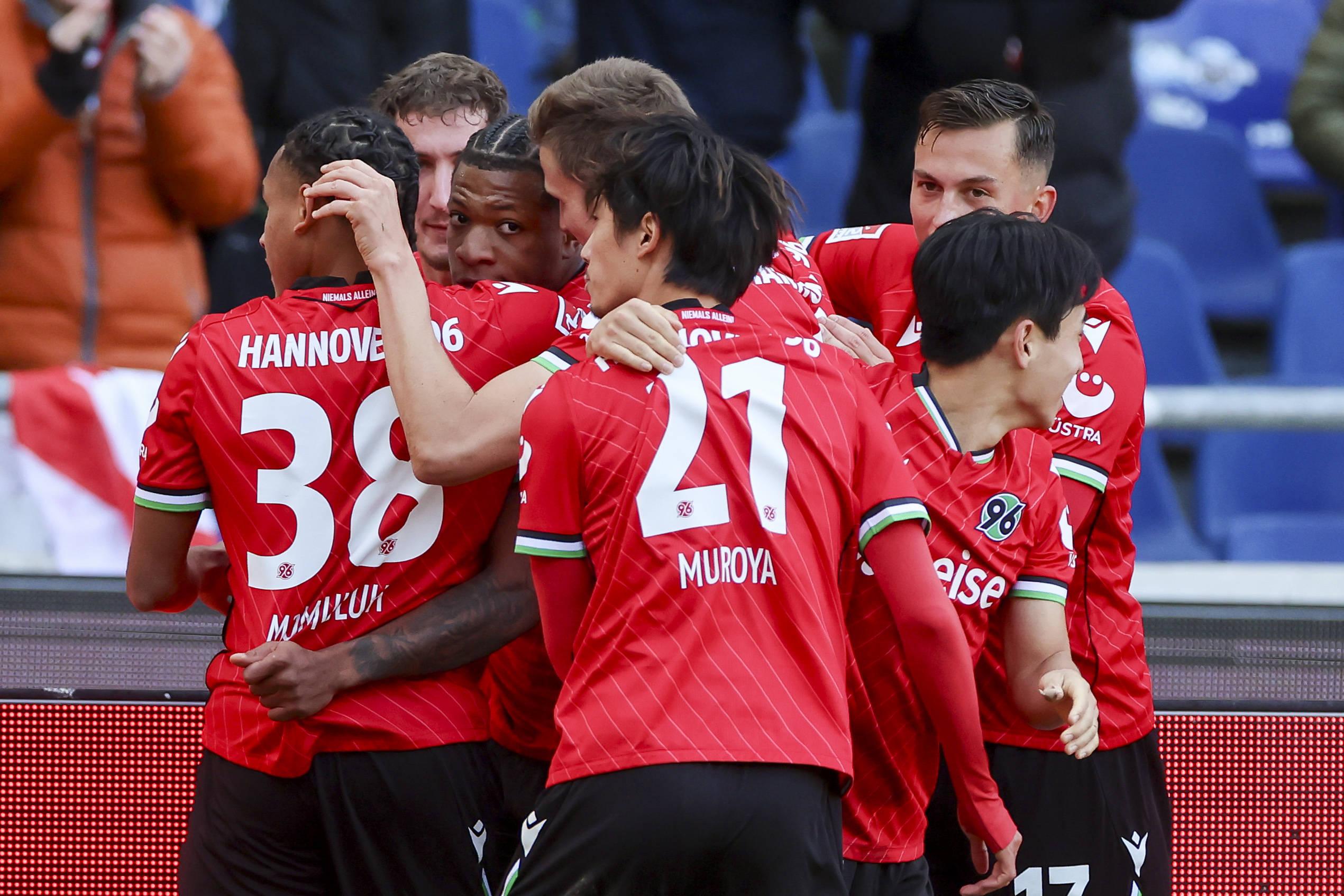 Hannover ganha contra Karlsruhe