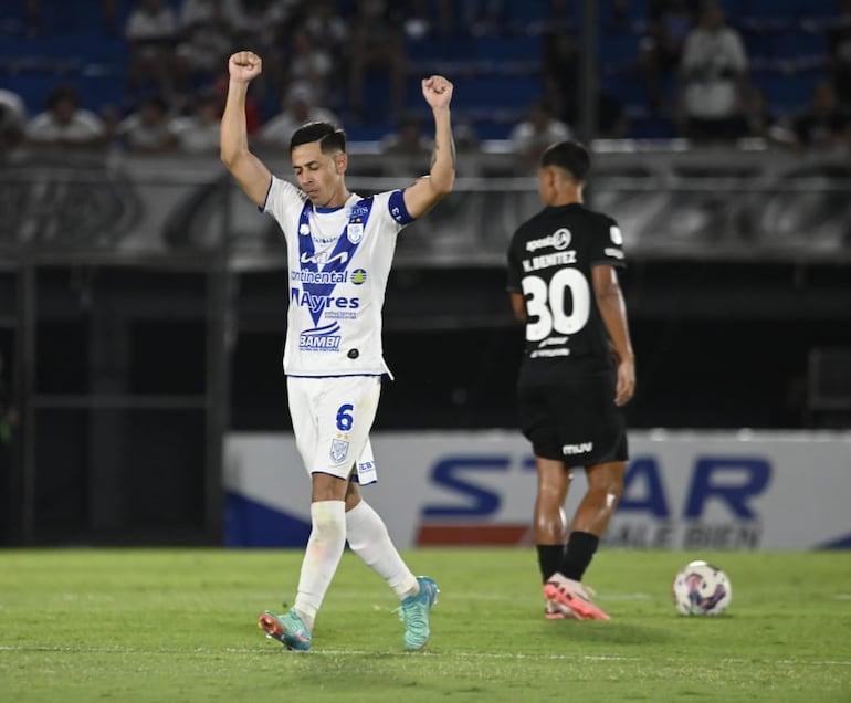 Édgar Zaracho, jogador de Sportivo Ameliano, celebra um gol