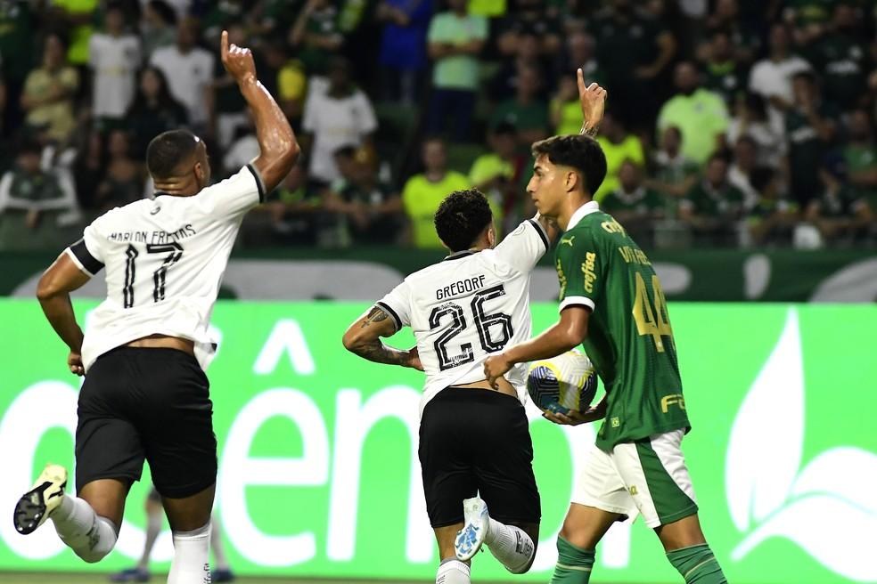 Gregore e Marlon Freitas comemoram gol do Botafogo contra o Palmeiras