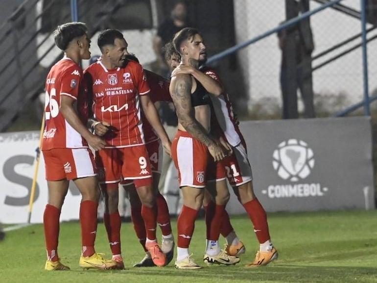 Jogadores do General Caballero celebrando um gol