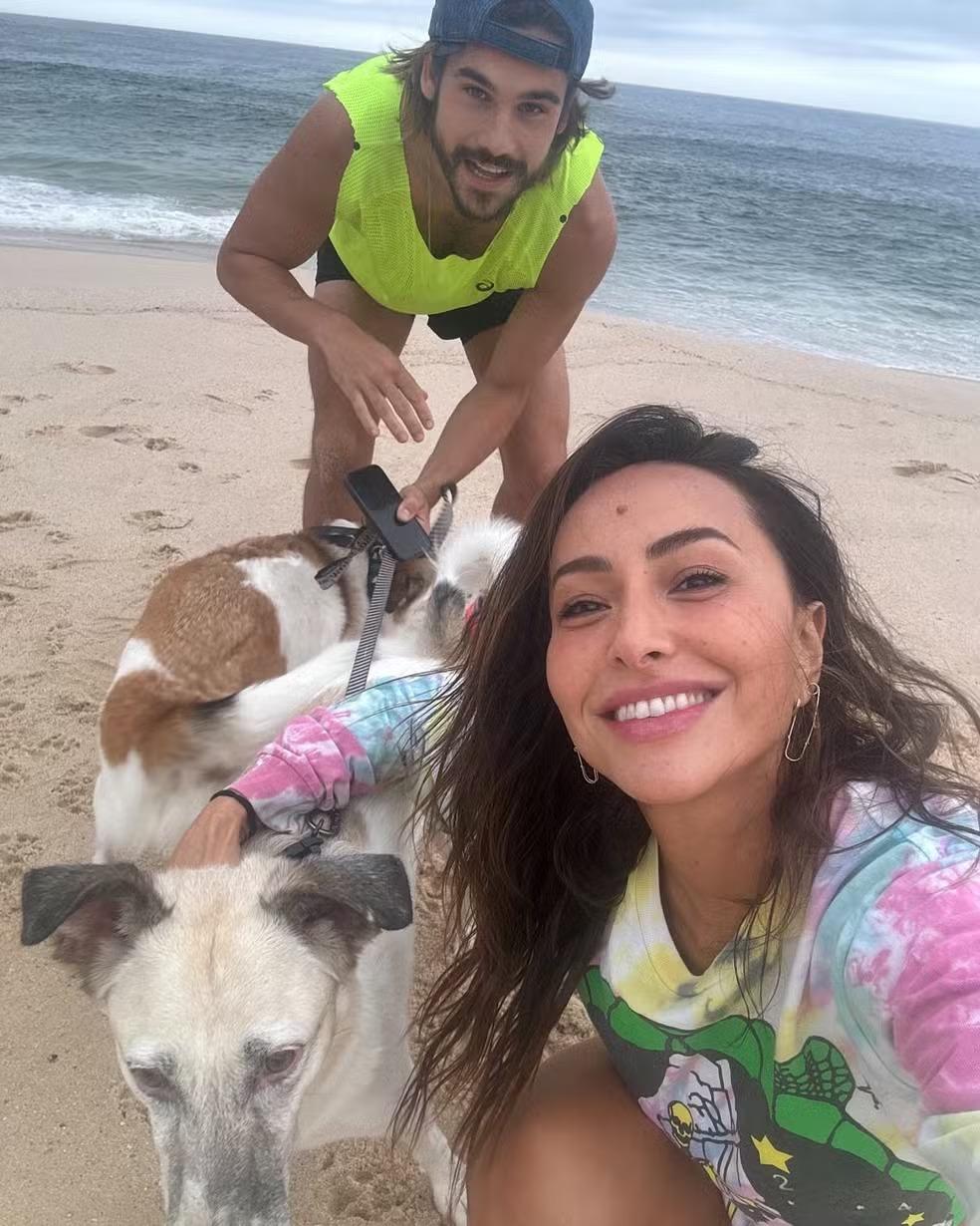 Casal durante passeio em praia na cidade de Niterói (RJ)