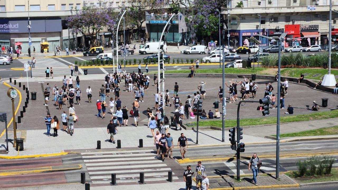 Torcedores de Botafogo e Atlético-MG em Buenos Aires, próximo ao Obelisco