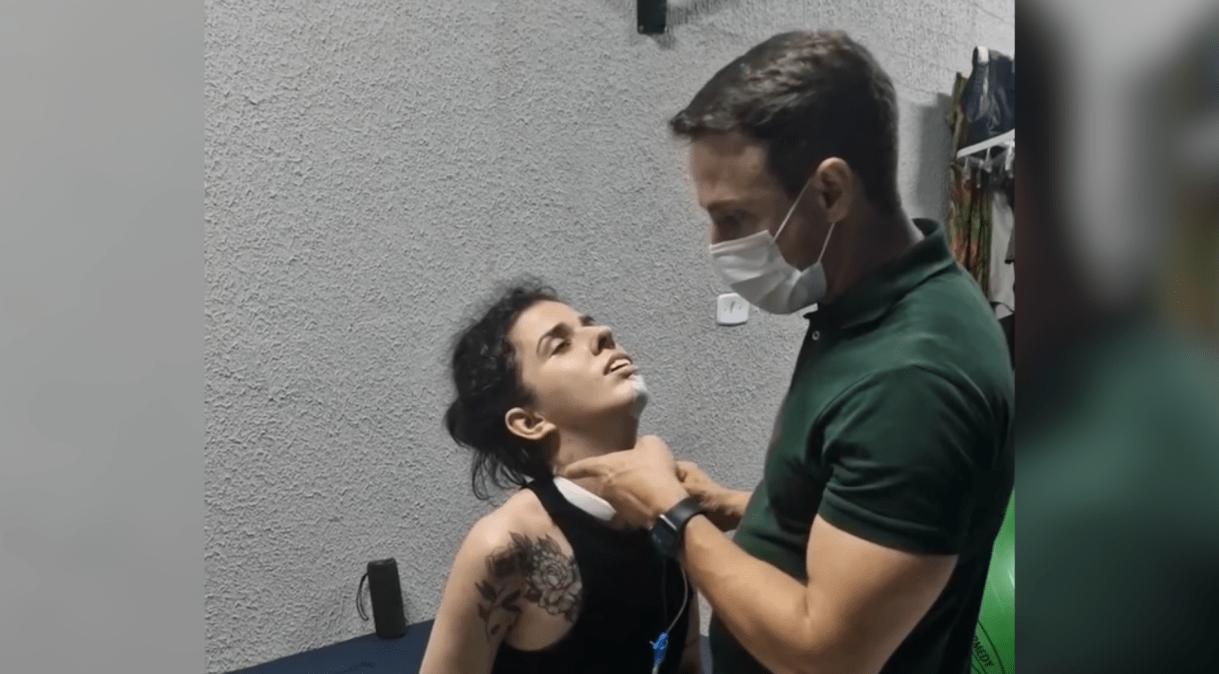 Thais Medeiros durante tratamento de eletroestimulação