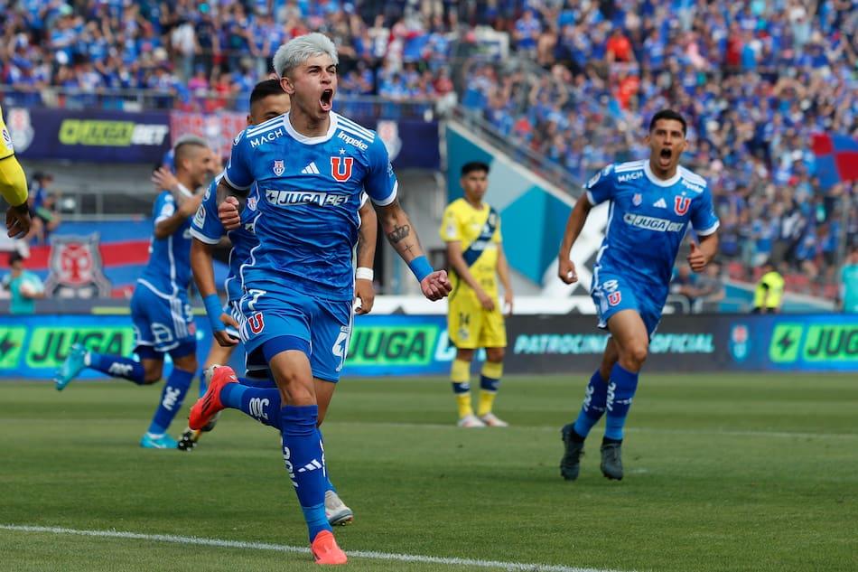 Maximiliano Guerrero com postura decidida, alinhando-se com os jogadores da Universidade de Chile antes da partida