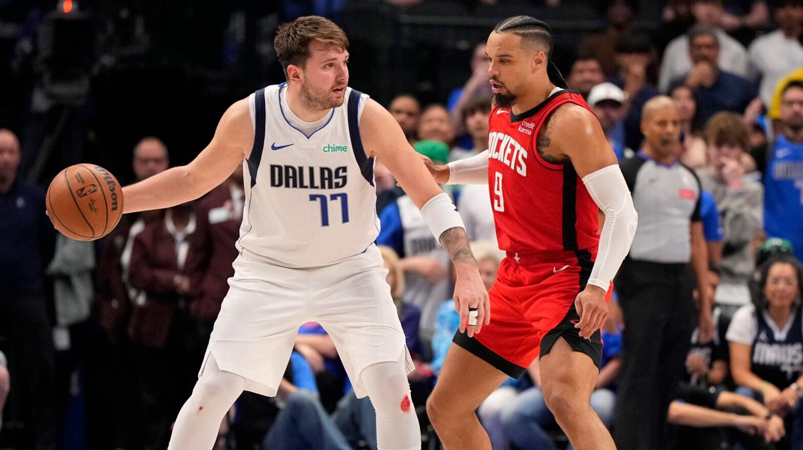 Mavericks e Rockets jogando em uma partida emocionante