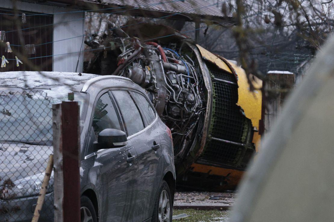 Destroços do avião de carga no pátio de uma casa em Vilnius após a colisão