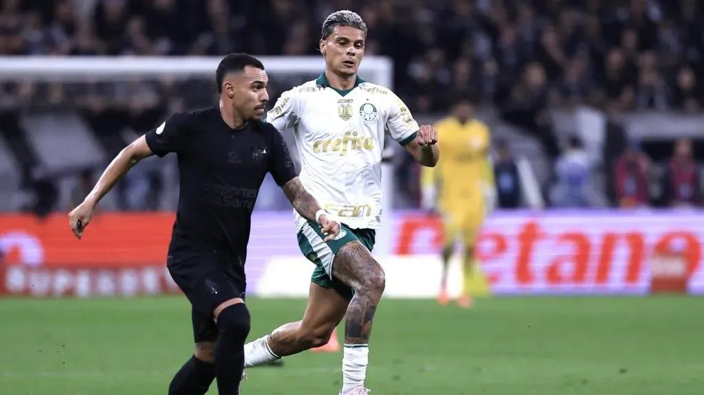 Richard Ríos na partida contra o Corinthians ao qual teve o desempenho bastante criticado