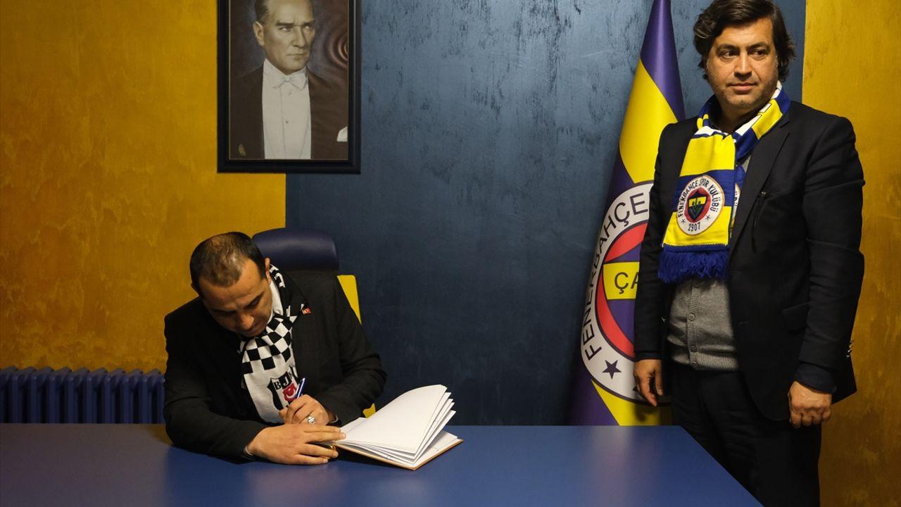 Torcedores do Fenerbahçe e Beşiktaş assistindo ao jogo juntos