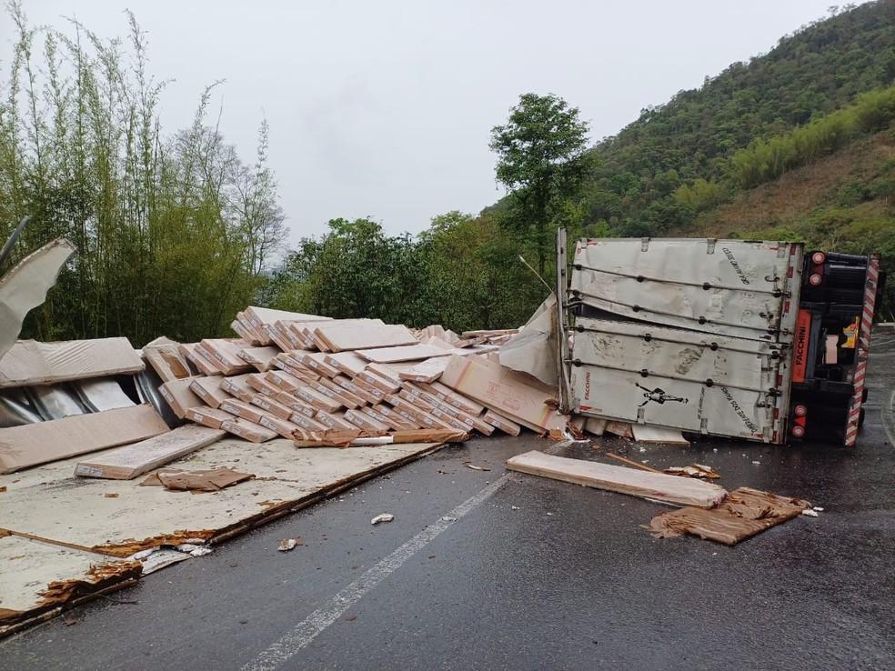 Carreta que transportava móveis tomba na descida da Serra das Araras