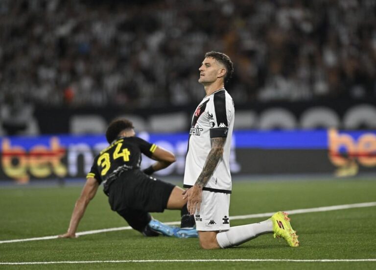 Botafogo atropela Vasco em clássico, assegurando liderança no Brasileirão