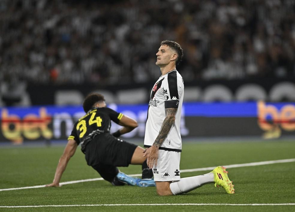 Vegetti em ação durante Botafogo x Vasco