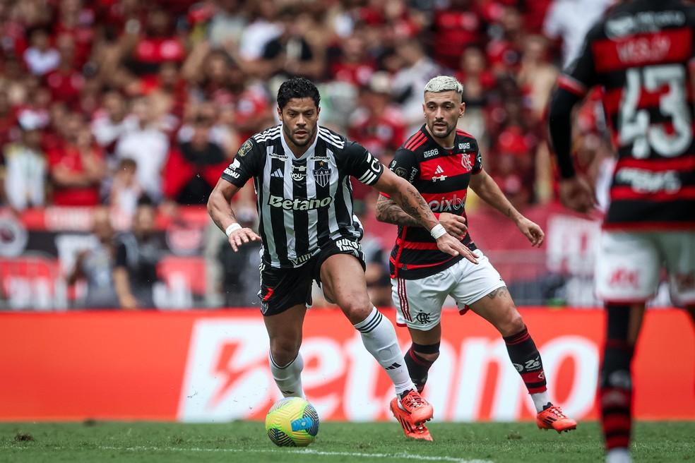 Hulk, do Atlético-MG, é perseguido por Arrascaeta, do Flamengo