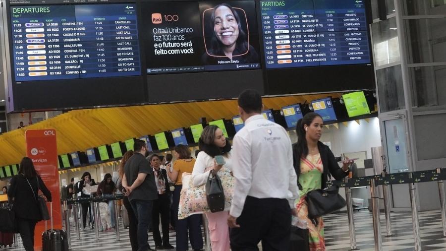 Passageiros aguardam voos no aeroporto de Congonhas, em SP