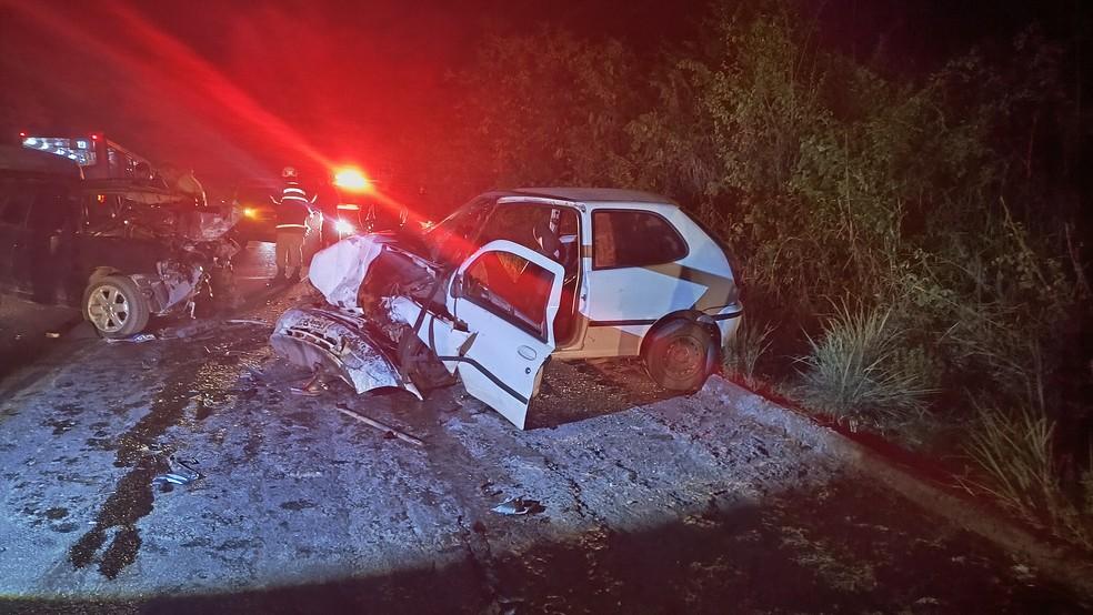 Veículos destruídos pelo impacto na rodovia Everaldo Martins