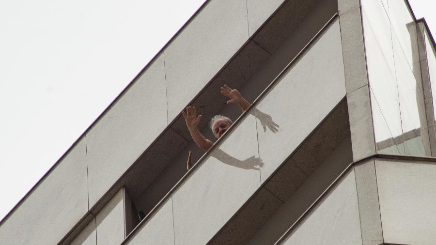 Lula e Janja acenam para apoiadores em Brasília