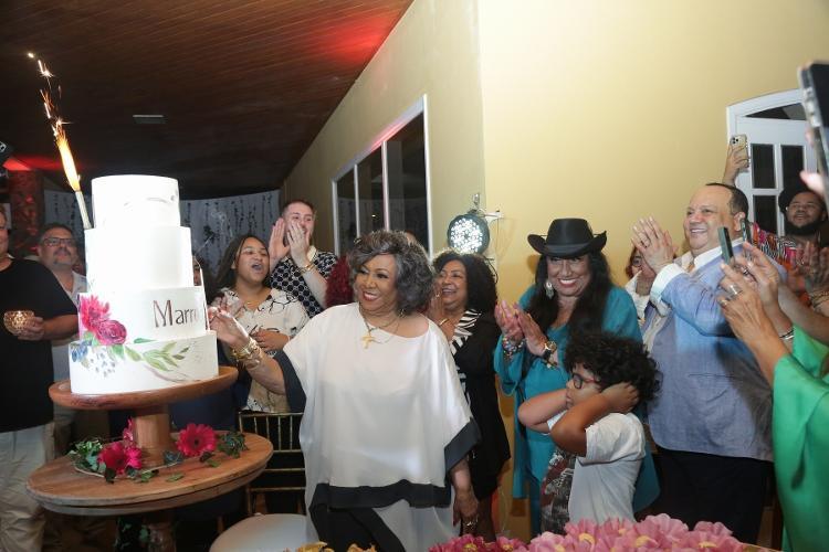 Alcione celebra 77 anos com festa repleta de amigos e solidariedade