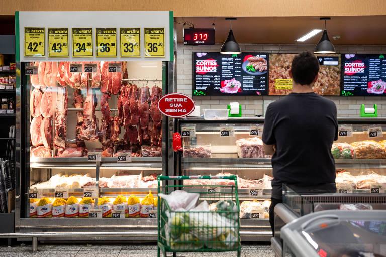 Consumidor faz compras em setor de carnes de supermercado em São Paulo