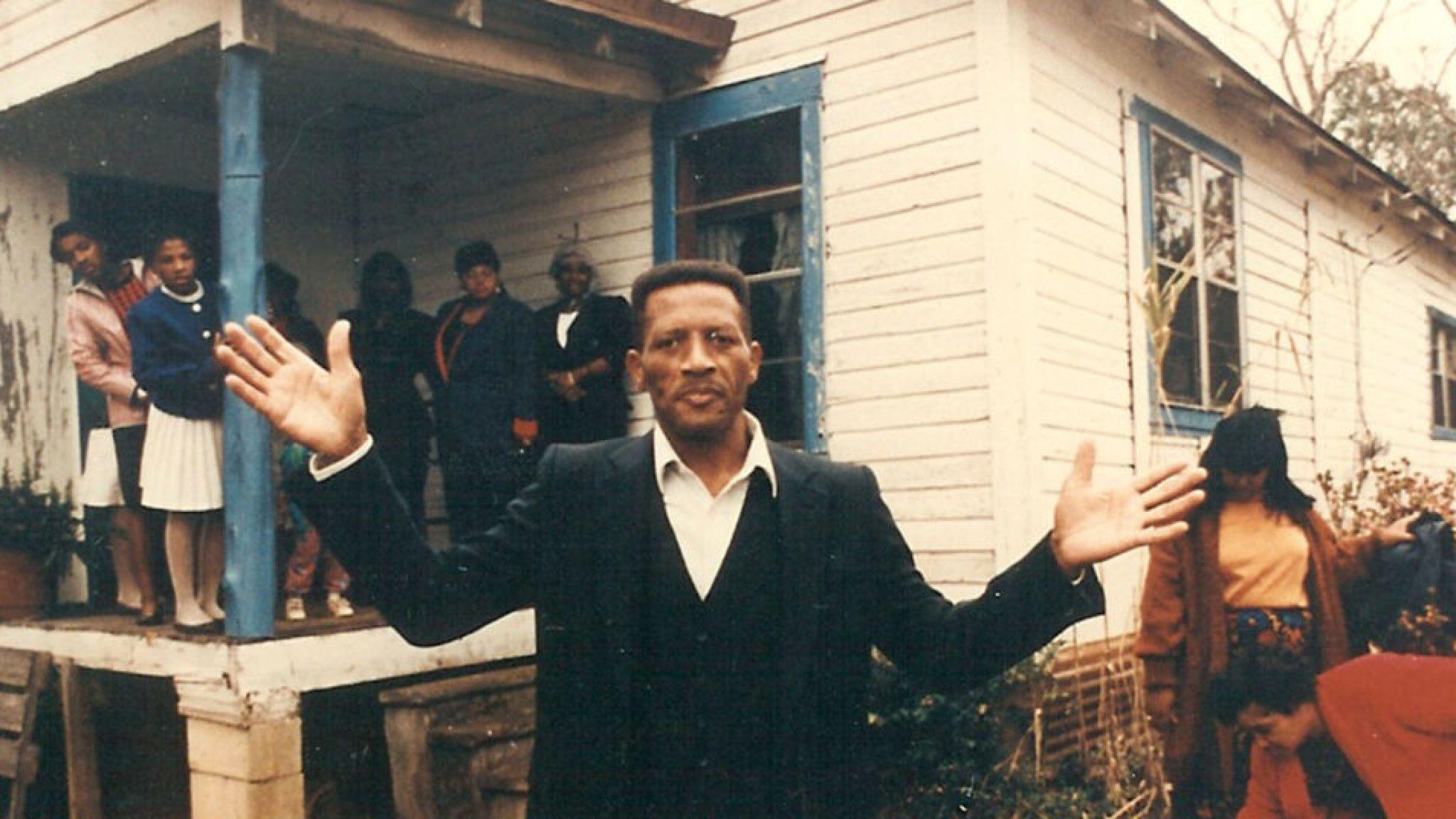 Cena do filme 'Luta por Justiça' com atores em destaque