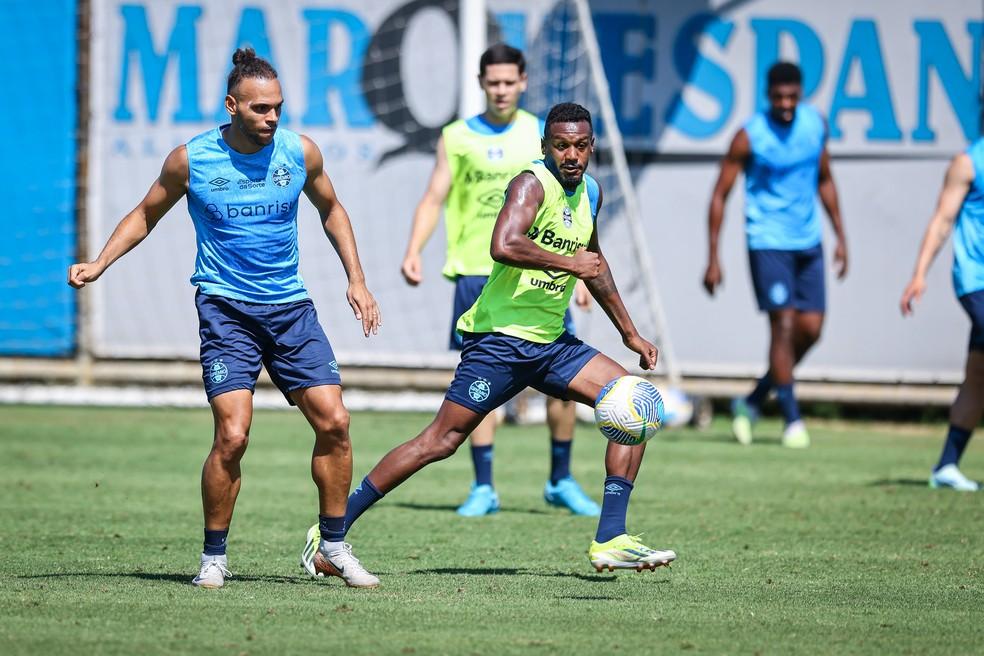 Braithwaite e Edenilson em treino