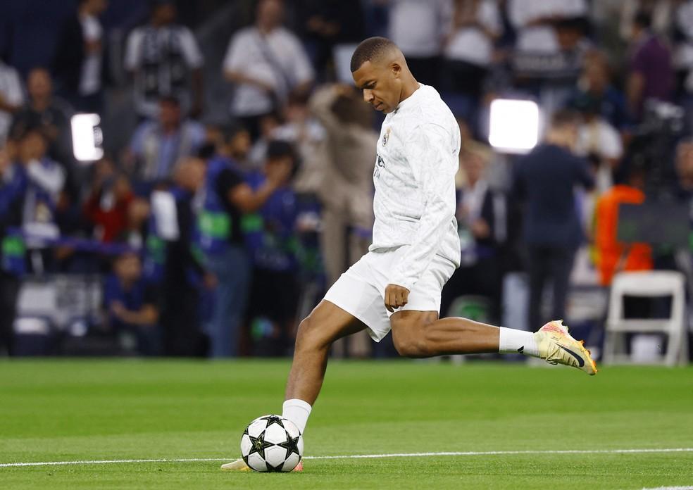 Mbappé aquece antes de Real Madrid x Borussia Dortmund