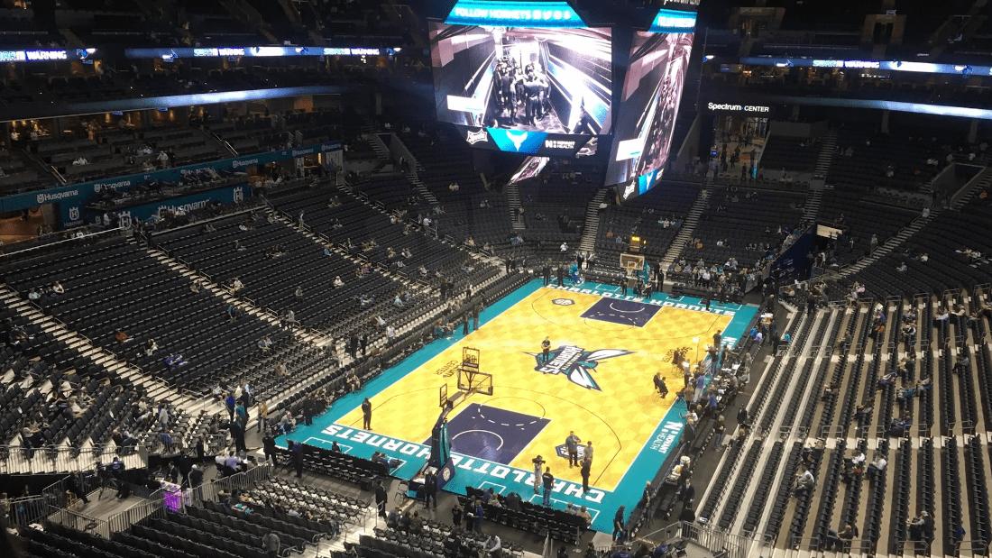 Charlotte Hornets e Detroit Pistons em ação