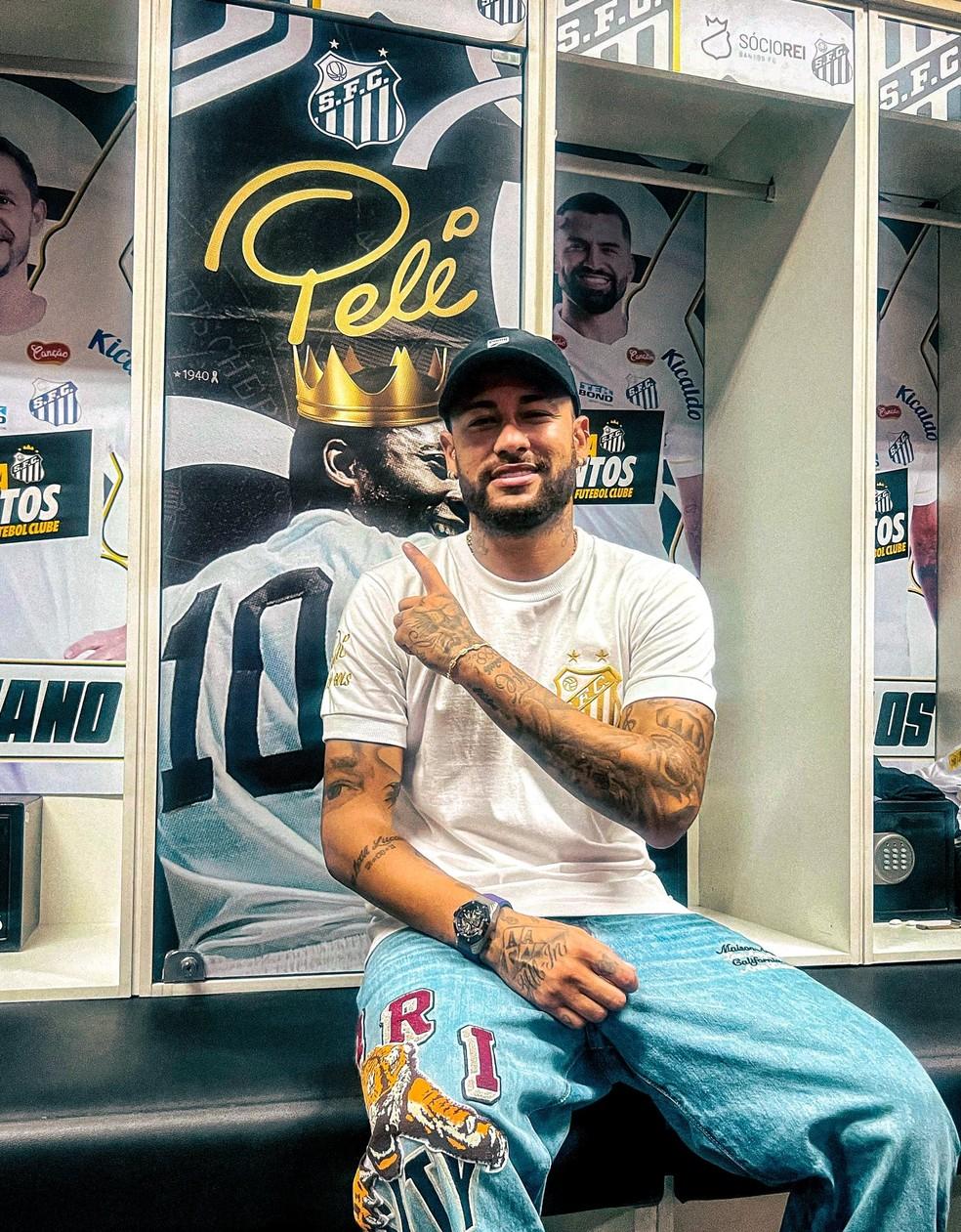 Neymar no vestiário do Santos no espaço reservado ao Rei Pelé