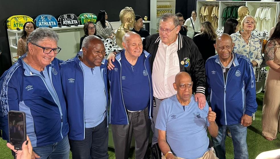 Ídolos do Santos prestigiam abertura de exposição em homenagem a Pelé