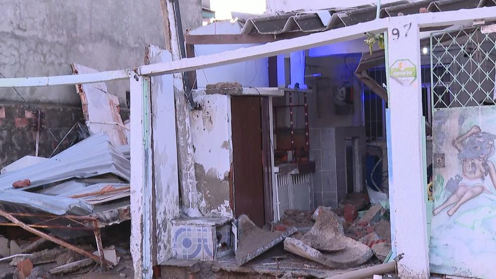 Adutora rompe em Rocha Miranda, na Zona Norte do Rio, e mata duas pessoas — Foto: Anne Poly/ TV Globo