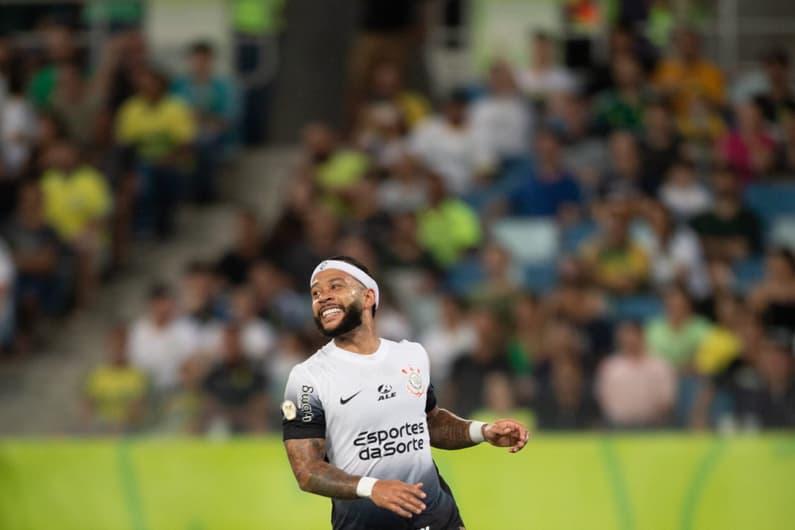 Memphis Depay no jogo do Corinthians contra o Cuiabá