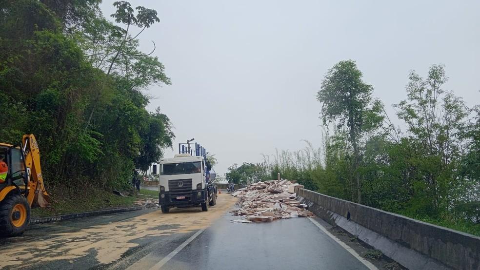 Limpeza da pista de descida da Serra das Araras, em Piraí, após tombamento