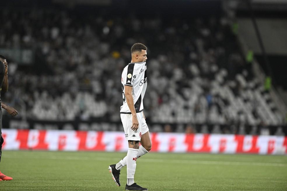 João Victor em campo durante Vasco x Botafogo