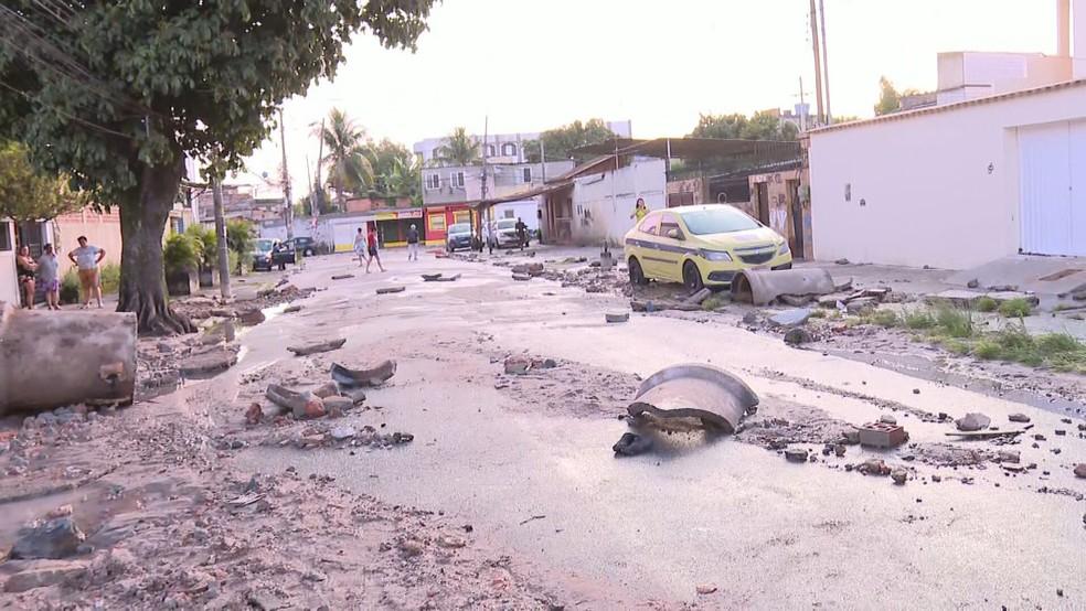 Rompimento de adutora causa duas mortes em Rocha Miranda, na Zona Norte do Rio — Foto: Anne Poly/ TV Globo