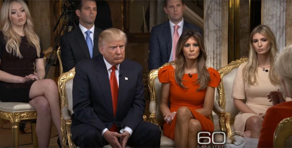 Donald Trump ao lado da mulher, Melania, e dos filhos Tiffany, Donald Jr., Eric e Ivanka, em entrevista à TV americana.