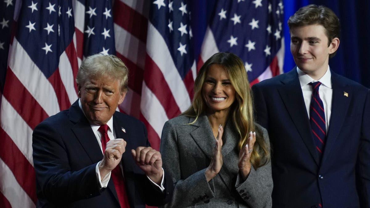 Trump, Melania e Barron no palco em Mar-a-Lago