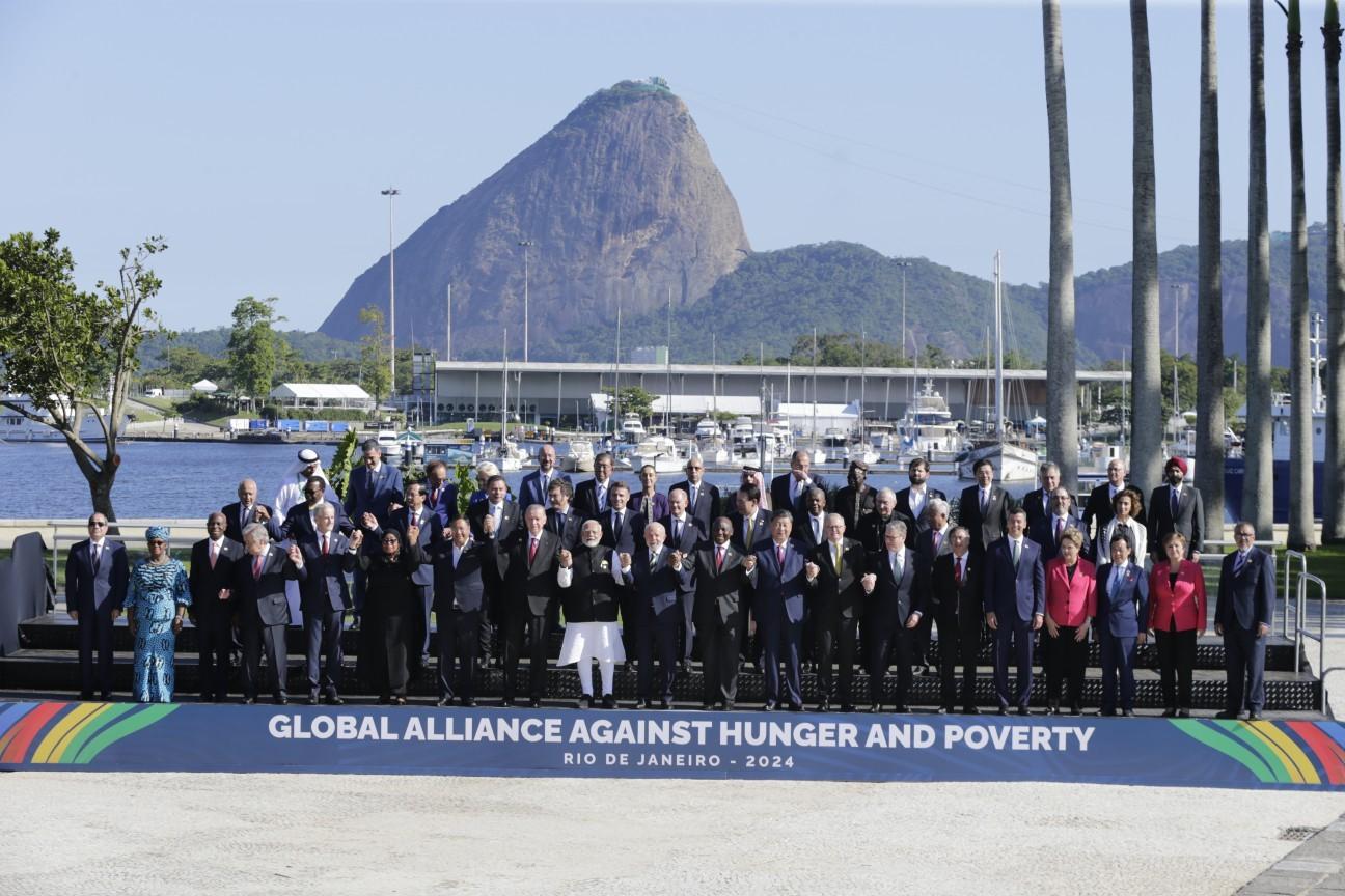 Líderes do G20 posam para foto oficial após a criação da Aliança contra a Fome a Pobreza