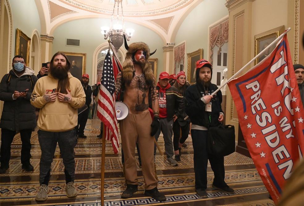 Manifestantes pró-Trump invadem o Capitólio em 6 de janeiro de 2021.