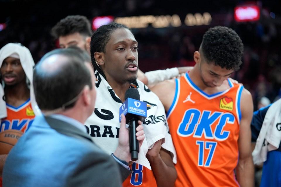 Jalen Williams e os jogadores do Oklahoma City Thunder nas entrevistas pós-jogo