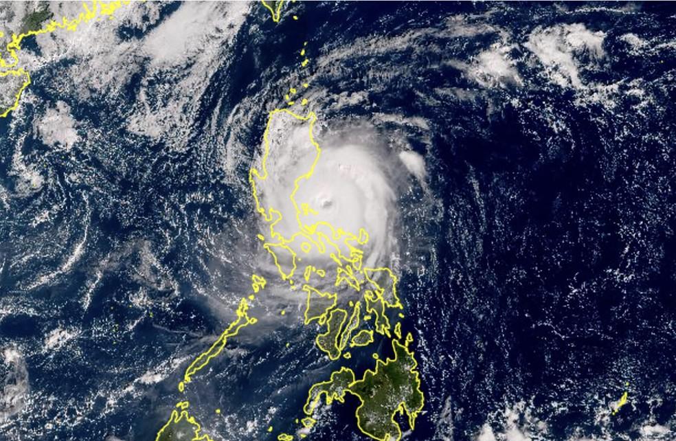 Imagem do satélite Himawari mostrando o supertufão Man-yi chegando à ilha de Luzon