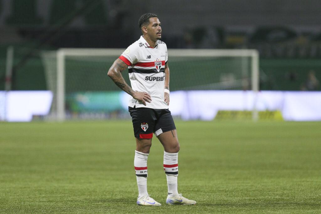 Luciano do São Paulo reage após receber o cartão vermelho em jogo do Brasileirão 2024