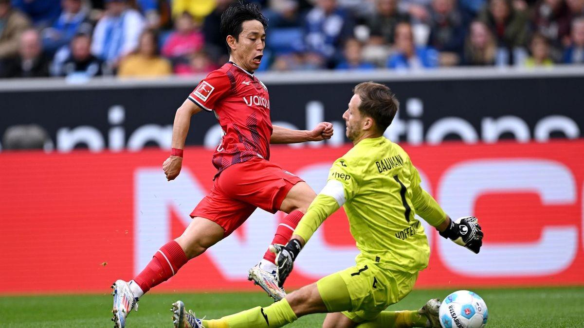 Koyi Miyoshi inicia a partida contra Eintracht Frankfurt.