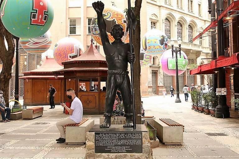 Estátua de Zumbi dos Palmares de punho cerrado