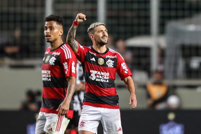 Arrascaeta se destaca em confronto decisivo entre Flamengo e Atlético-MG na final da Copa do Brasil