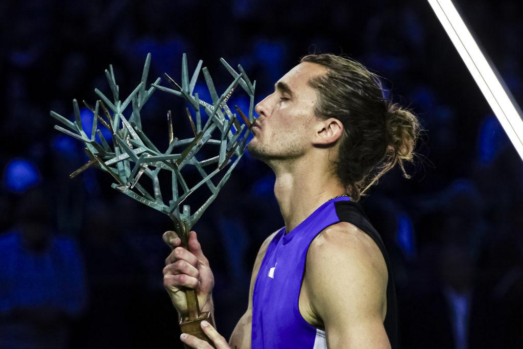 Alexander Zverev celebra com o troféu do Paris Masters 2024