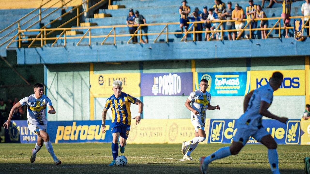 Jogadores do Sportivo Luqueño e Sportivo Trinidense em um evento anterior