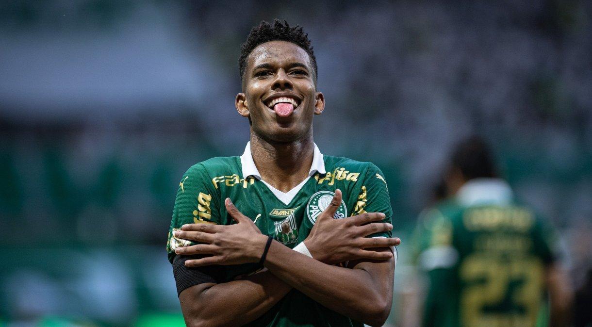 Estevão comemora seu gol marcado sobre o Fortaleza